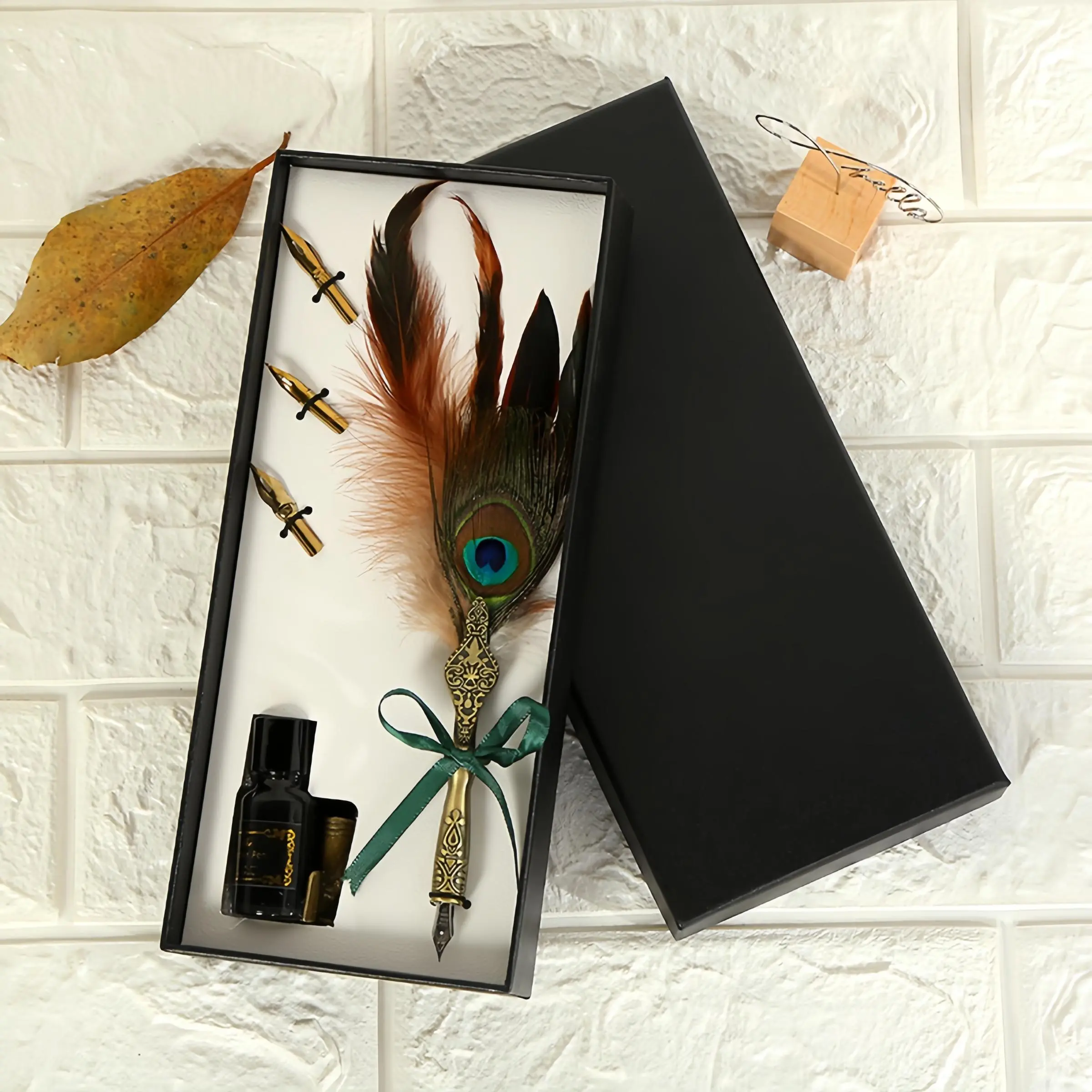 Luxurious Feather Quill and Ink Set for Calligraphy, Vintage Dip Pen with 3 Nibs, Ink Bottle Included, Elegant Stationery Set, Ideal Gift for Writers and Artists