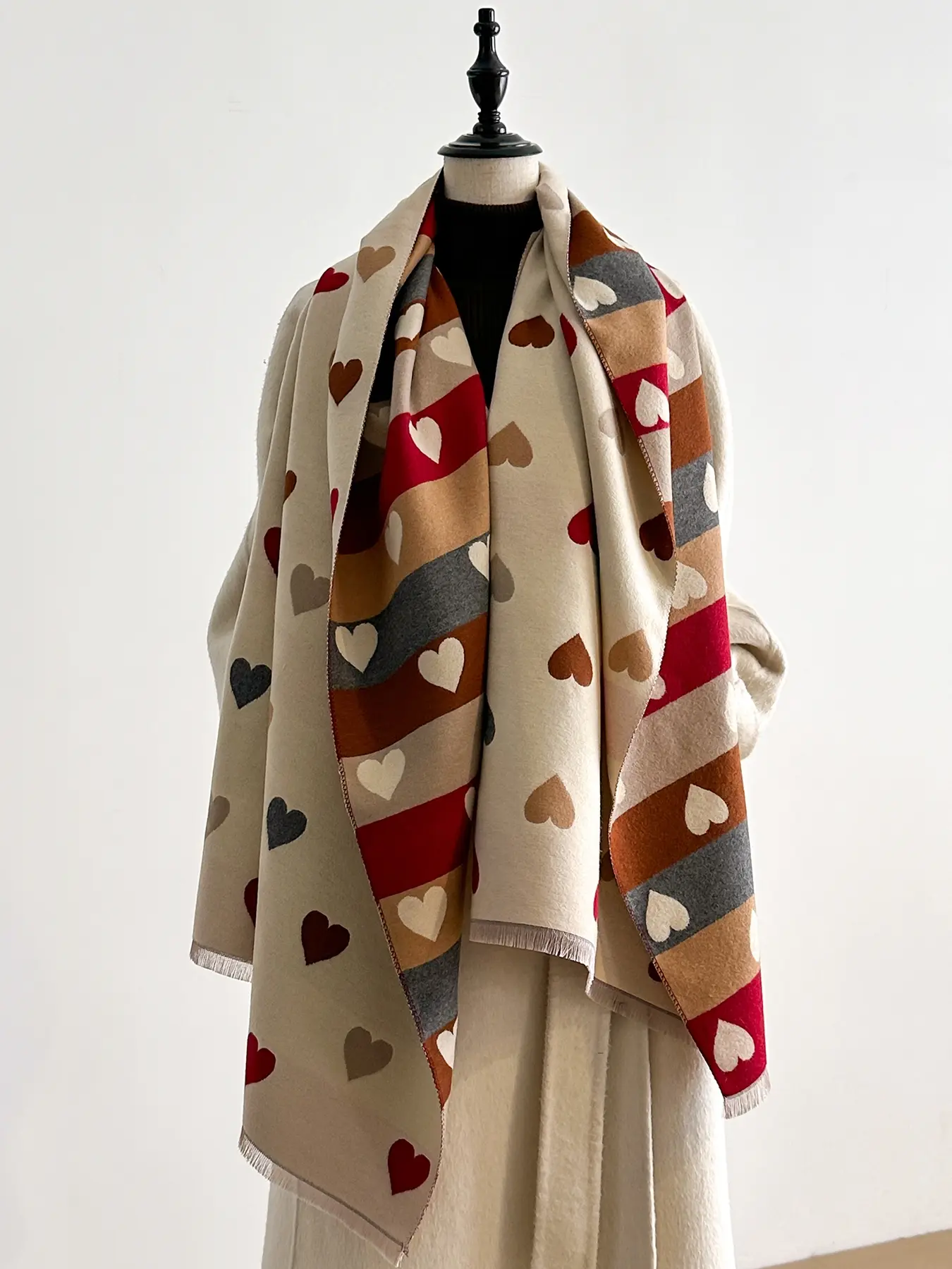 Women's Elegant Heart Print Scarf, Soft Woven Fabric, Fitted Design, Perfect for Fall & Winter, Stylish Warm Accessory