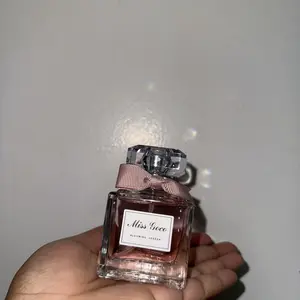 50 ml Women's Perfume, Sweetheart-Scented Fresh Floral Fragrance, Long-Lasting, Elegant Portable Bottle for Commute, Outdoor Use and Dates