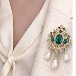 Vintage Emerald Green Brooch, Gold Filigree Brooch with Pearl Drops, Victorian Style Jewelry, Antique Style Pin, Statement Brooch Gift for H