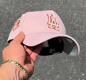 MLB New Era LA Dodgers Pink Anniversary Patch 9FORTY Adjustable Baseball Cap, Gorra de béisbol color vino ajustable Pastel Pink, Embroidered Logo, Cotton, Metal Buckle, Unisex Trendy Street Hat, Adjustable