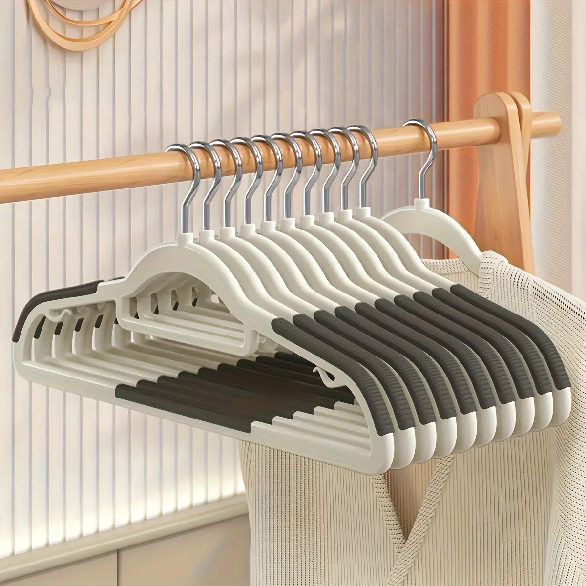 Ldq Heavy-Duty Non-Slip Clothes Hangers, Durable ABS Plastic Clothes Hanger Organizers, Ideal for Bedroom & Bathroom, Efficient Storage Solution