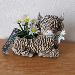 Creative Sculptural Highland Cow Planter, Resin Succulent Flower Pot Home Ornament, Indoor Outdoor Space Atmosphere Decor Craft