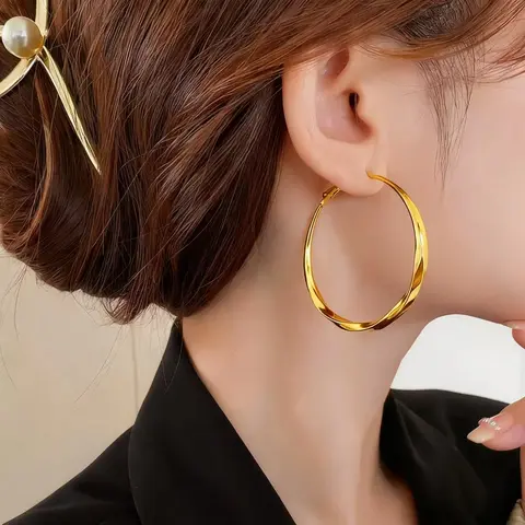 Women's Fashionable Vintage Gold Geometric Large Hollow Round Hoop Earrings - 6cm/2.36in Chunky Hypoallergenic Metal Coating Costume Jewelry, Elegant Design, Modern Chic, Lightweight, Comfortable for Daily & Occasional Use, No Free Gift