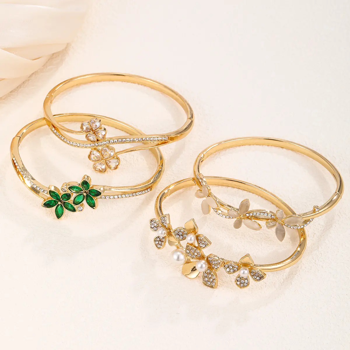 Elegant Women's Bangle with Classic European and American Double-Row Design, Inlaid with Emeralds and Micro-Set Zirconia, Fashionable, Graceful and High-End Accessory