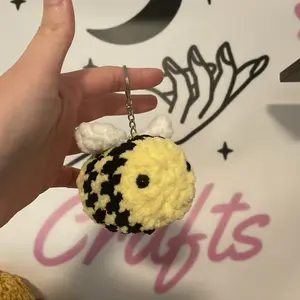 Crochet bee Keychains Handmade bumblebee keychain cute