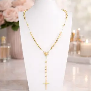 Betsy's Boutique Rosario con crucifijo y la virgen Maria, ideal para uso diario.
