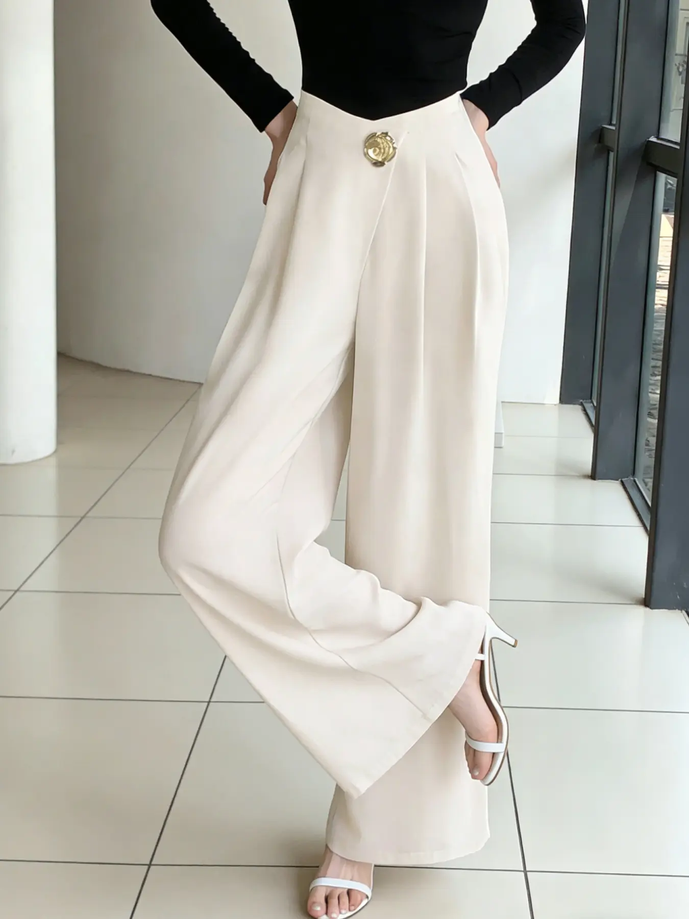 A stylish peach-colored high-waisted wide-leg pants for women, a sleek slim-fit office suit pants, a unique design casual long trousers suitable for all seasons, perfect for home, indoor, and outdoor wear, Loose Palazzo Pants