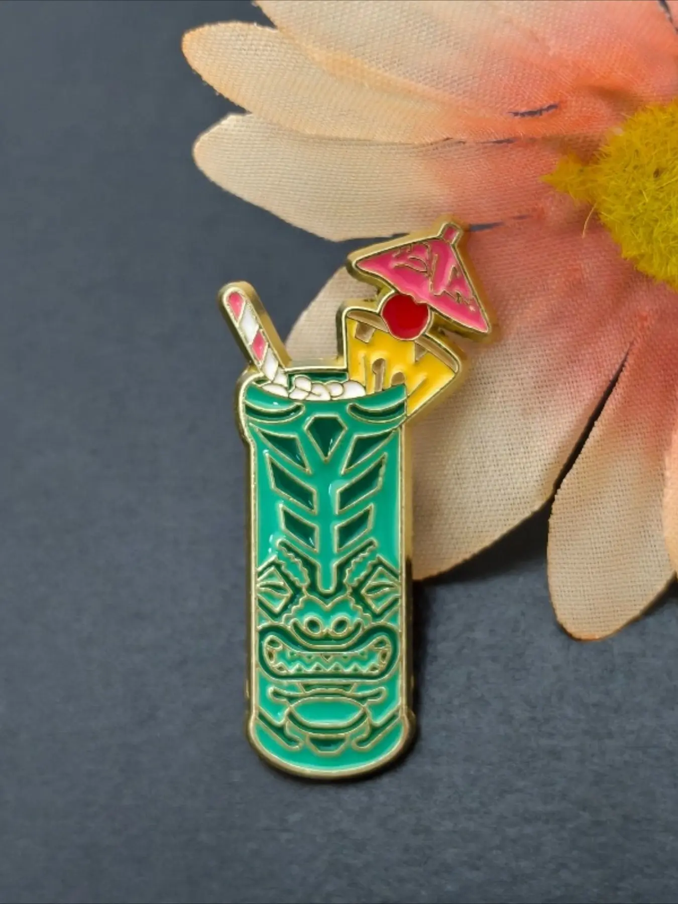 Green Tiki Mug Tropical Cocktail Enamel Pin Hawaiian Drink with Pineapple & Umbrella Brooch Summer Vacation Lapel Badge for Tiki & Cocktail Lovers