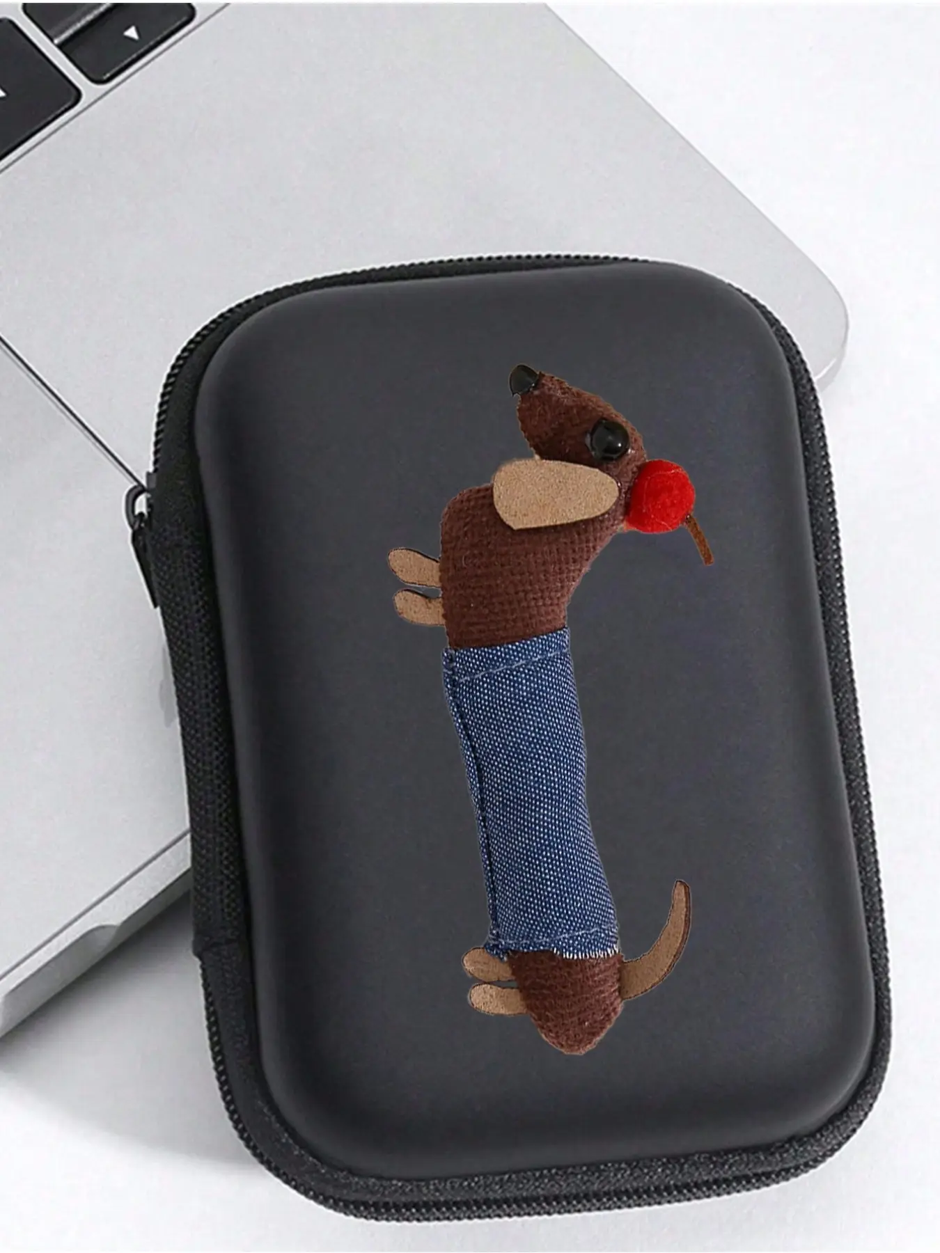 Dachshund pattern portable mini digital storage bag, waterproof and drop-resistant EVA hard-shell camera bag, shockproof storage box, suitable for storing digital cameras and digital products, can store earphones and data cables