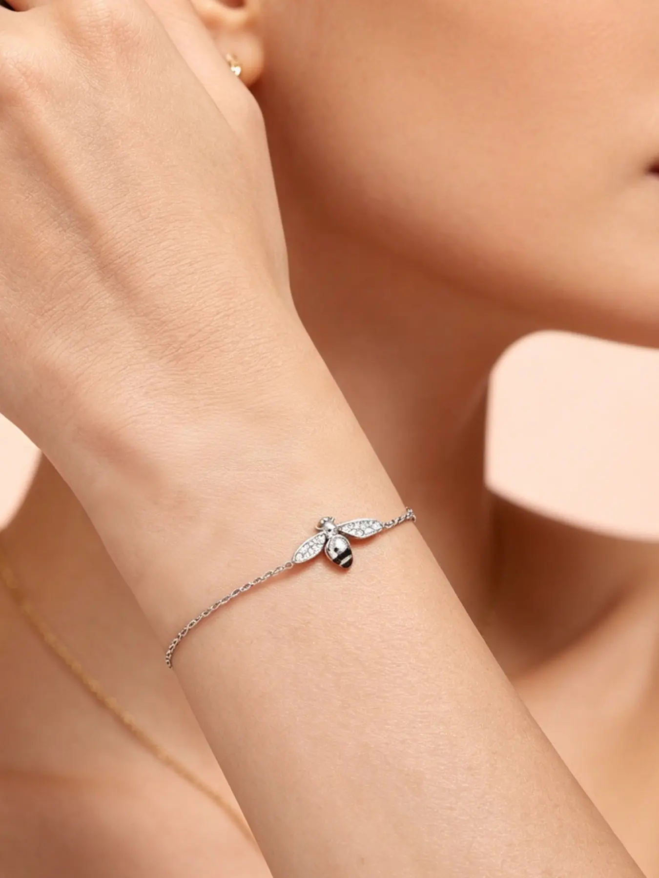 A diamond studded bee shaped fine chain bracelet, Pretty bracelet, with an exquisite black and yellow contrasting design, with a touch of light luxury, suitable for daily commuting, dating, Beautiful Bracelets