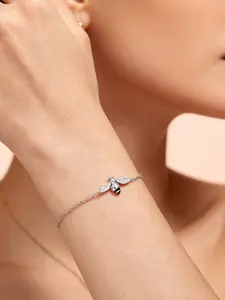 A diamond studded bee shaped fine chain bracelet with a playful and exquisite black and yellow contrasting design, with a touch of light luxury, suitable for various occasions such as daily commuting, dating, leisure, and light gatherings.