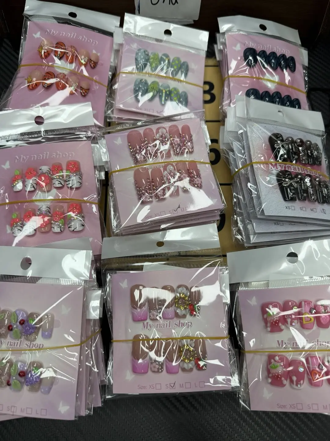 Una(12789)gc.40$ get 20 pairs of random shape nails. We have different styles.