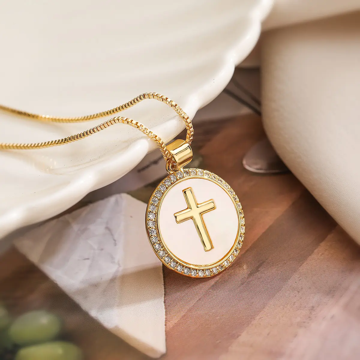 Fashionable round cross necklace (for both men and women)