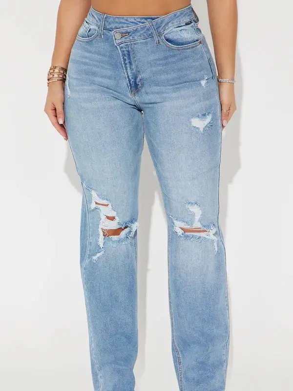 Trendy Light Wash Women's Straight Jeans – Iconic Crossover Style, Comfort-Stretch Denim & Classic Straight Cut