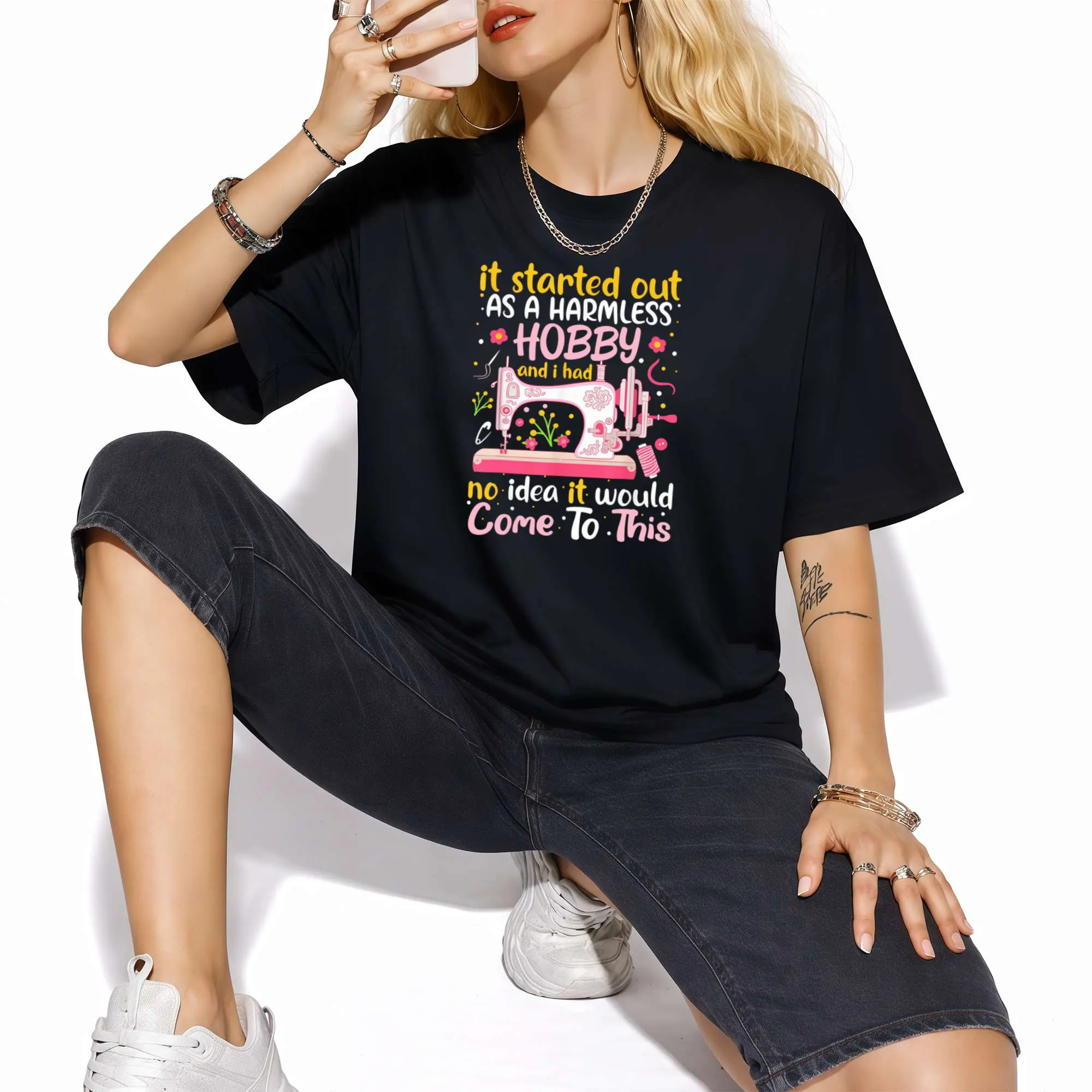 Women'S Fun Sewing And Patchwork T-Shirt - "It Began As a Easy Hobby..." Graphic Tee Featuring a Sewing Machine And Floral Artwork, Black Casual Crew Neck Shirt, Ideal for Craft Enthusiasts, Comfortable Year-Round, Great Gift for Women Who Sew