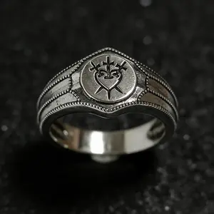 Vintage seal ring with a sacred heart pattern carved on the ring face, a mysterious Gothic-style ring, a dark-style ring, a vintage punk ring, decorated with double-layered beaded edges, suitable for niche, light luxury clothing accessories.