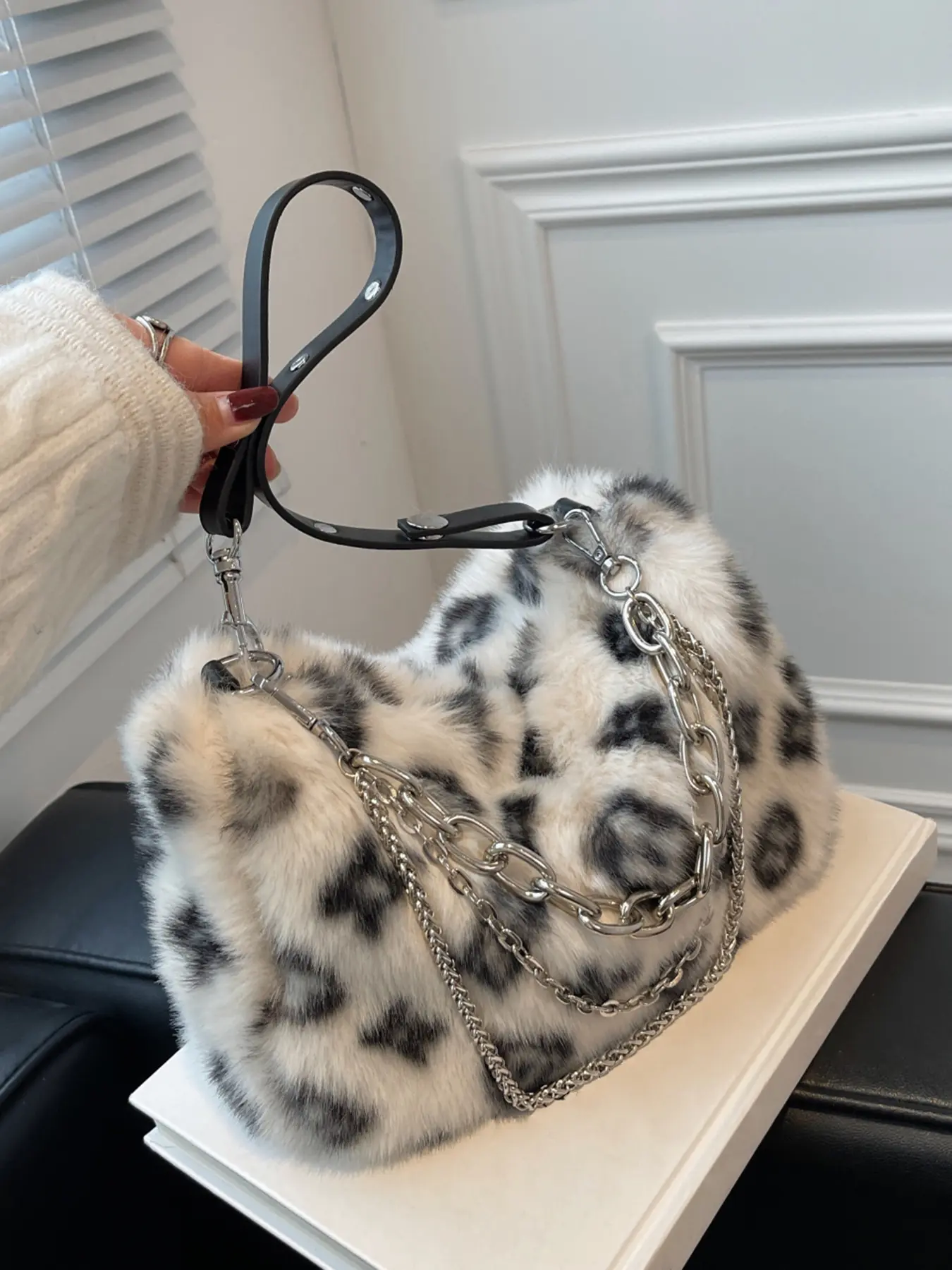 Personalized plush texture bag, Crossbody shoulder purses, Fluffy Crossbody With Chain bag, multi chain decoration, can accommodate mobile phones, lipstick, suitable for parties, dates, socializing