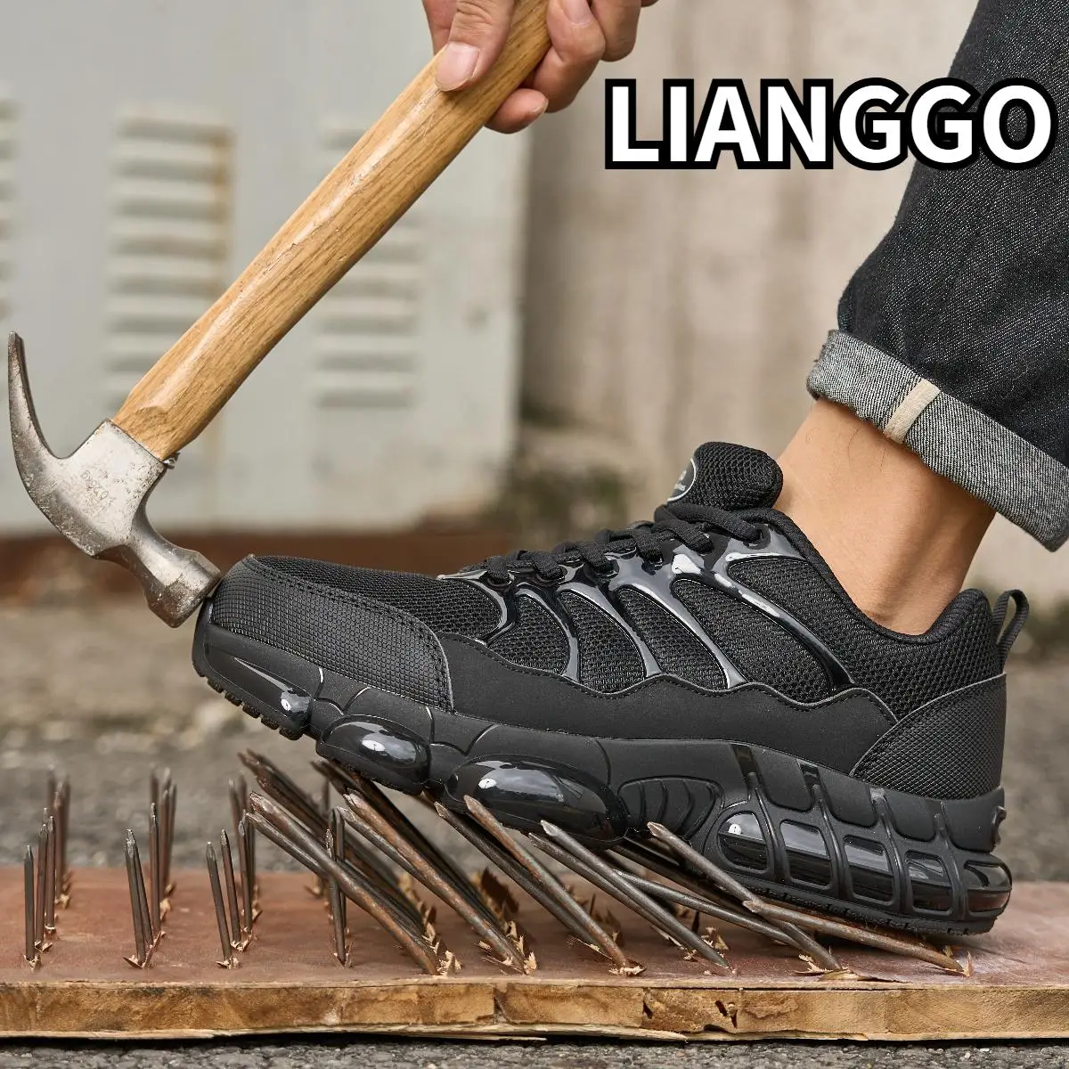Steel-toed shoes are suitable for construction workers and outdoor travel sports. They are puncture-proof, toe-proof and non-slip. They are breathable