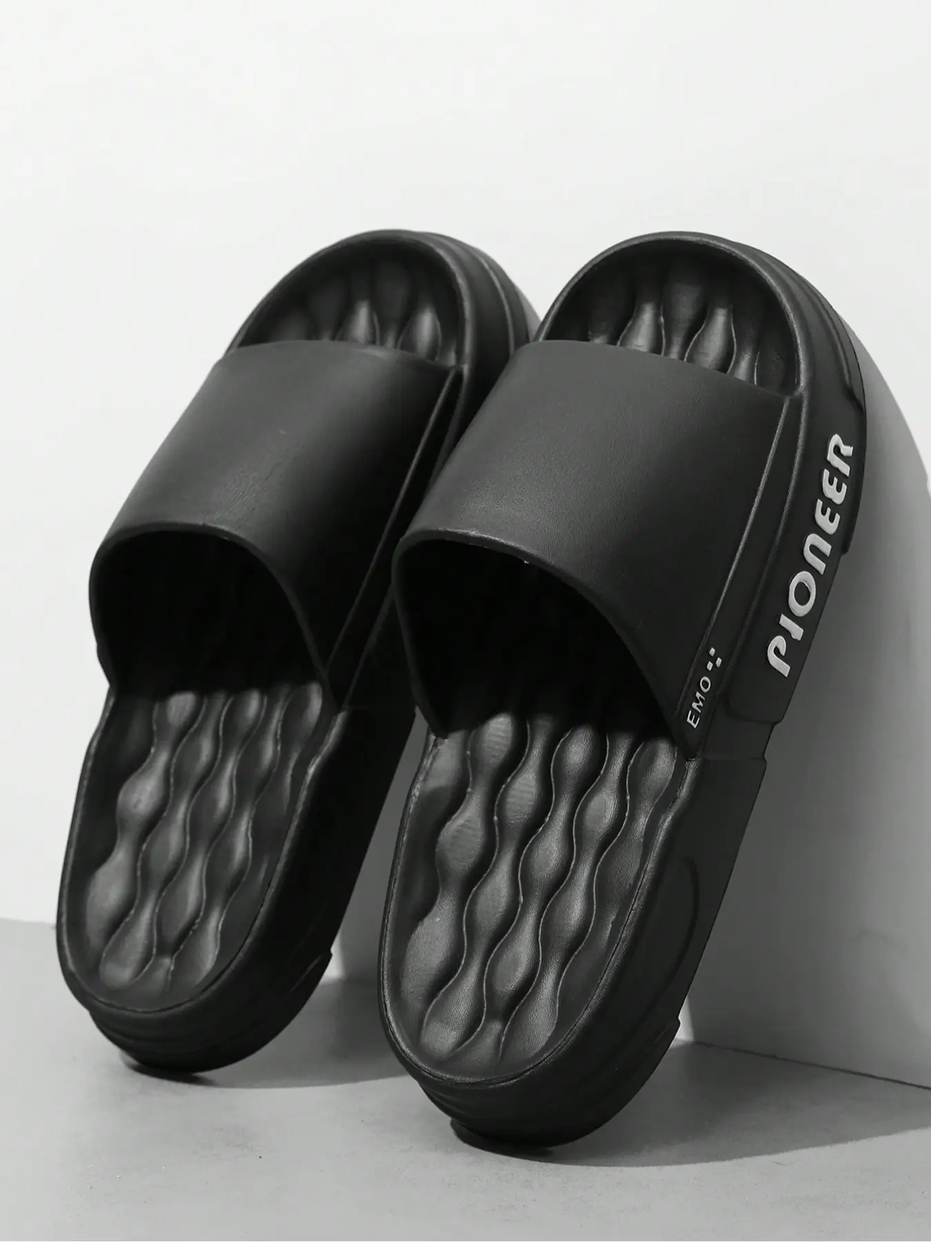 Men's Casual Letters Print Slides, Soft Comfortable Bathroom Slippers, Non-slip Slippers for Indoor & Bathroom Use for All Seasons, National Day Offer