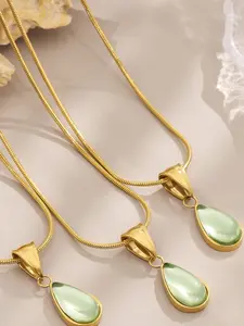 A fashionable golden snake bone chain water droplet pendant necklace, delicately polished to create a premium texture, suitable for daily commuting, light business, dating and other scenarios.