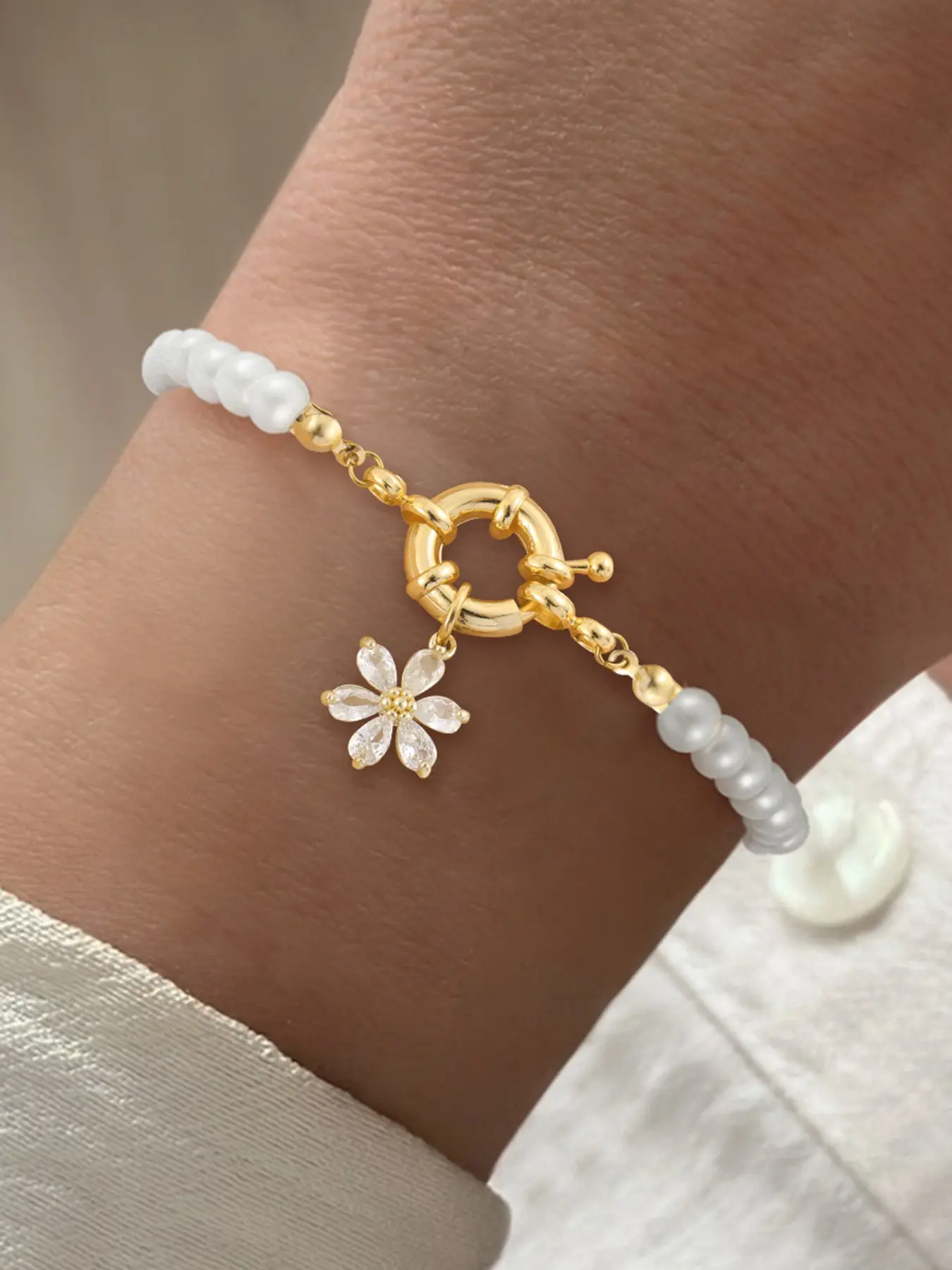 Women's Crystal Daisy Spring Clasp Bracelet, Multicolor Artificial Pearl Design, New Classic Style Jewelry Accessory