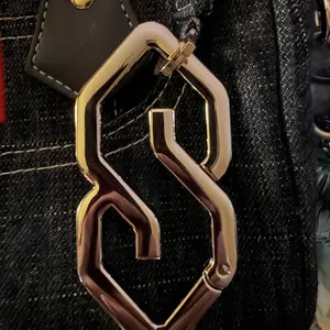 1pc Original S-Type Closed Metal Keychain For Bags Pendant, High-End Design Bag Accessory Purse Accessories, Spring Snap Head Waist Belt Buckle Decoration