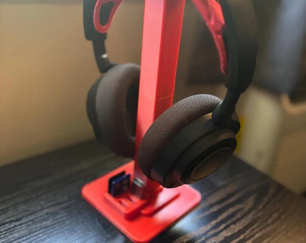 Customized headphone stand with SD card slots