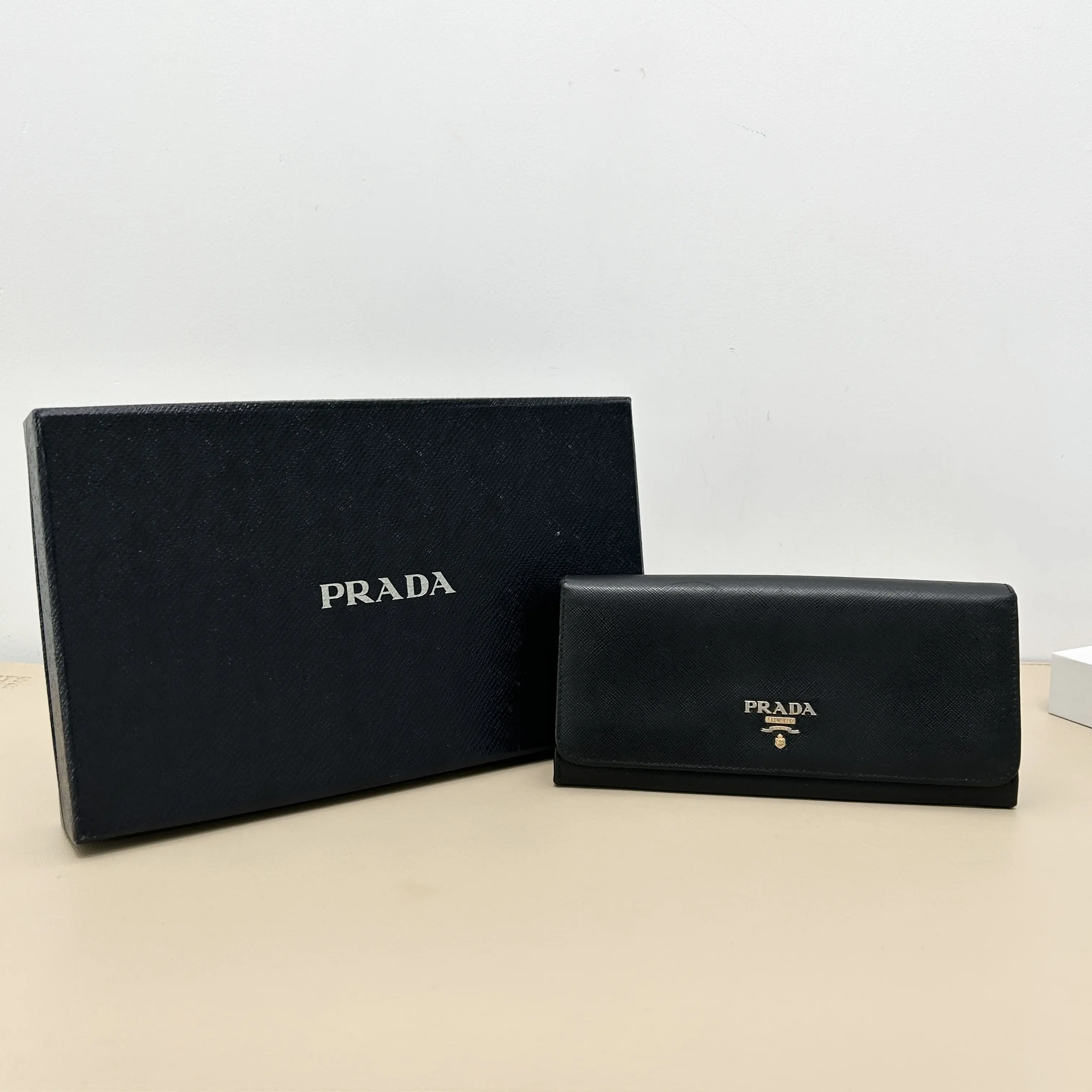 Pre-owned PRADA Calfskin Small Leather Goods Black Saffiano Long Flap Wallet B8070503