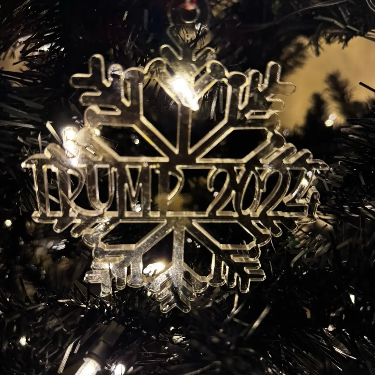Trump 2024 Acrylic Snowflake Christmas Ornament - Festive Holiday Decoration