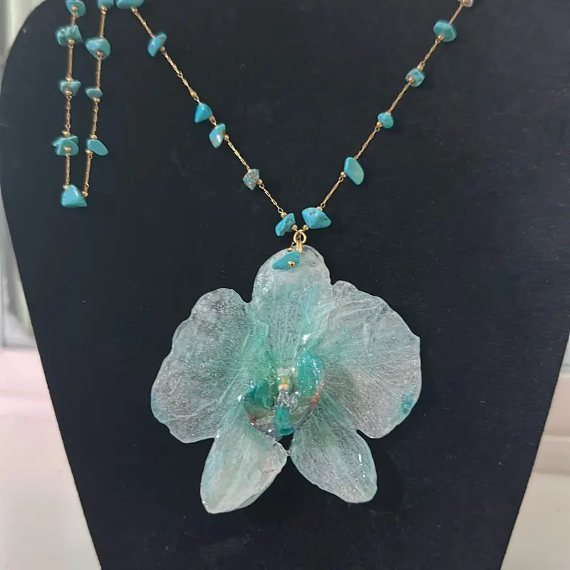 Collar de orquídea naturales conservadas en resina.