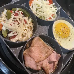 4-hole Non-stick Frying Pan - Household Egg Skillet with Wooden Handle - Easy-to-Clean Small Frying Skillet for Home Kitchen - Nonstick Cooking Tools, Ideal Birthday Gift