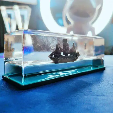 Pirate Ship Liquid Motion Bottle Ornament for Desk and Shelf Display