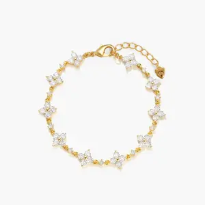 en route Sparkle Clover Bracelet, Minimalist Clover-inspired Design, Versatile Piece for Daily Wear, Layering and Chic Outfits