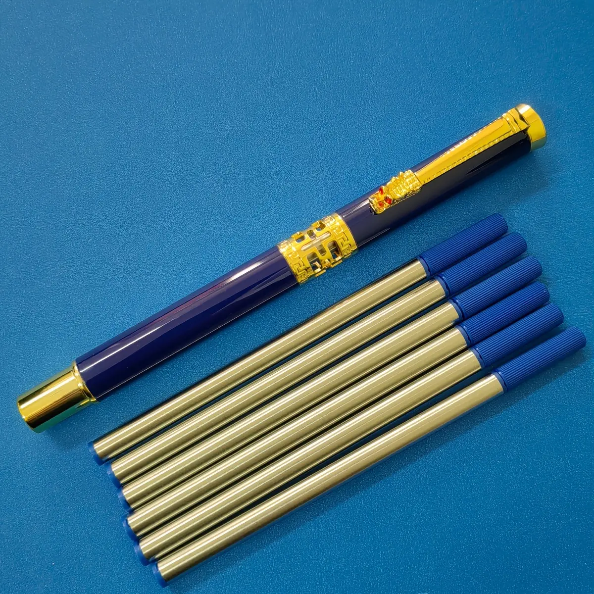 1 pc deep blue pen + 6 pcs blue refills