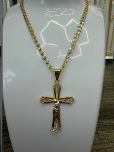 Cadena de 60cm aproximadamente con dije Cristo en oro laminado