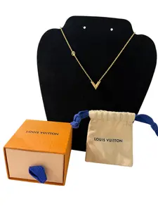 Pre-owned Louis Vuitton Essential "V" Pendant Gold Plated Necklace Full Set Perfect for Daily Use