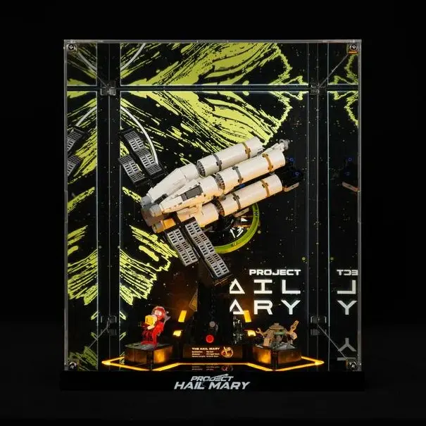 Popbricks LED Light Acrylic Display Kit for Icons 11389 Project Hail Mary - Custom-Fit, Dustproof, Impact-Resistant Metal Frame, Cinematic Lighting Y-Base, Black-Yellow Backdrops, Durable Desktop Art Installation, Display Art Piece (Set Not Included)