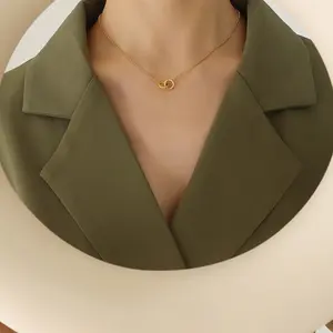 Interlocking Pendant Necklace Girlfriend Gift Niche Design Versatile Titanium Steel Gold-Plated Clavicle Chain