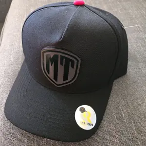 Gorra monterrey,  color obscuro  visera roja por debajo  marcado  franco cabassi  ajustable