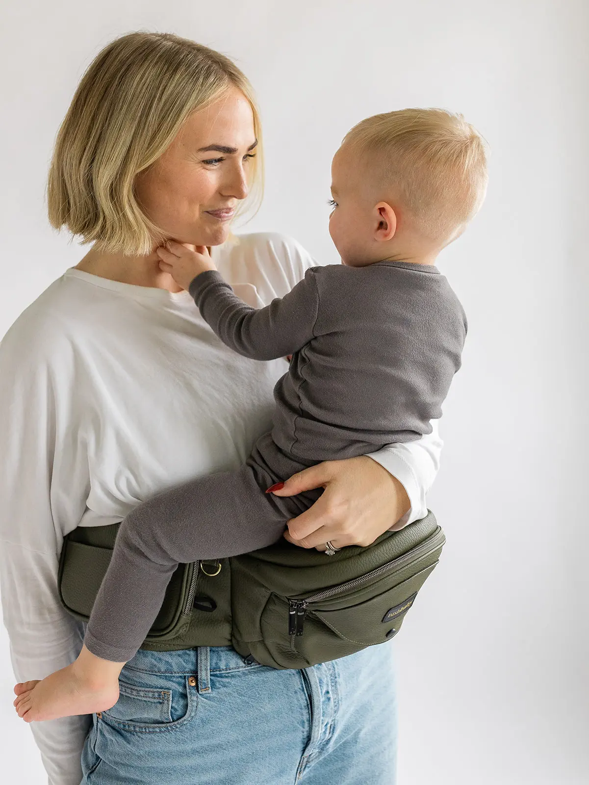 Tushbaby Ergonomic Hip Seat Carrier for Babies and Toddlers 0-3yrs, Safety Approved, Structured Support, Convenient Pockets, Feeding Aid, Durable YKK Zippers, Foam-Free Build