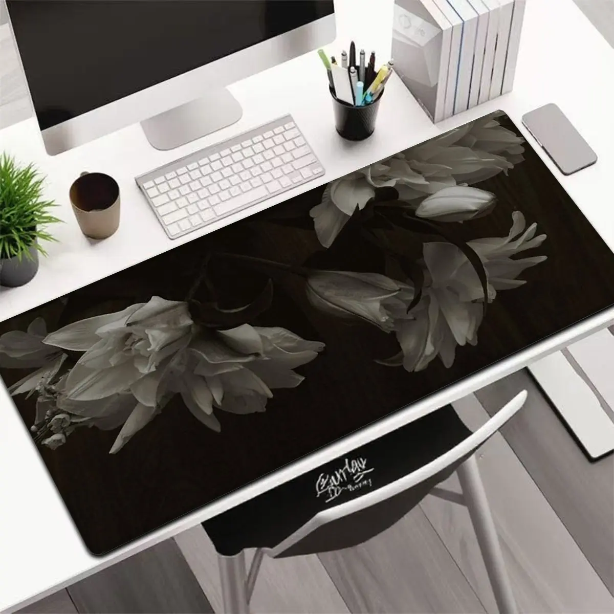 1pc black and white retro floral mouse pad, oversized rubber keyboard pad, non-slip rubber base stitched edges, computer office game mouse pad, portable desktop accessories, suitable for office, home, study and games
