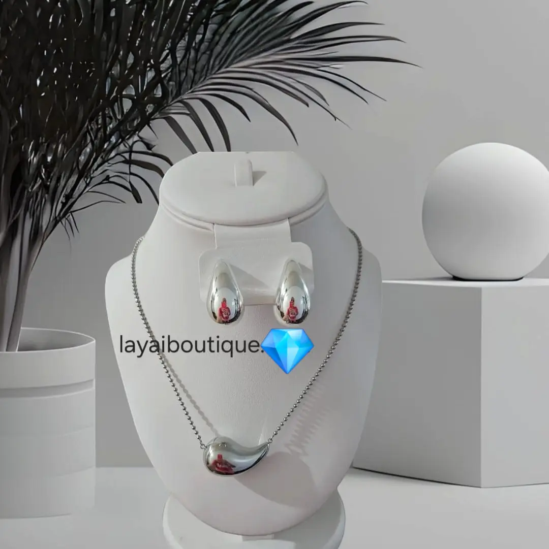 LaYaiBoutique #1178 Plateado Estilo Gota oro Laminado - Earrings with Decorative Elements and Chain Necklace.