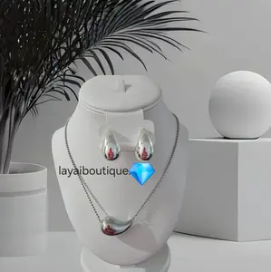 LaYaiBoutique #1178 Plateado Estilo Gota oro Laminado - Earrings with Decorative Elements and Chain Necklace.