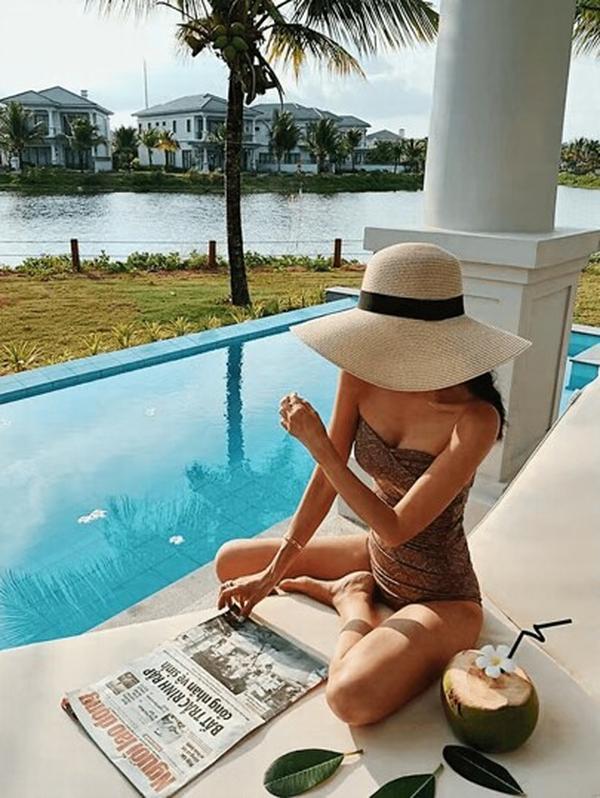 1pc Women Wide Brim Straw Hat With Black Ribbon, Sun Protective Beach Hat