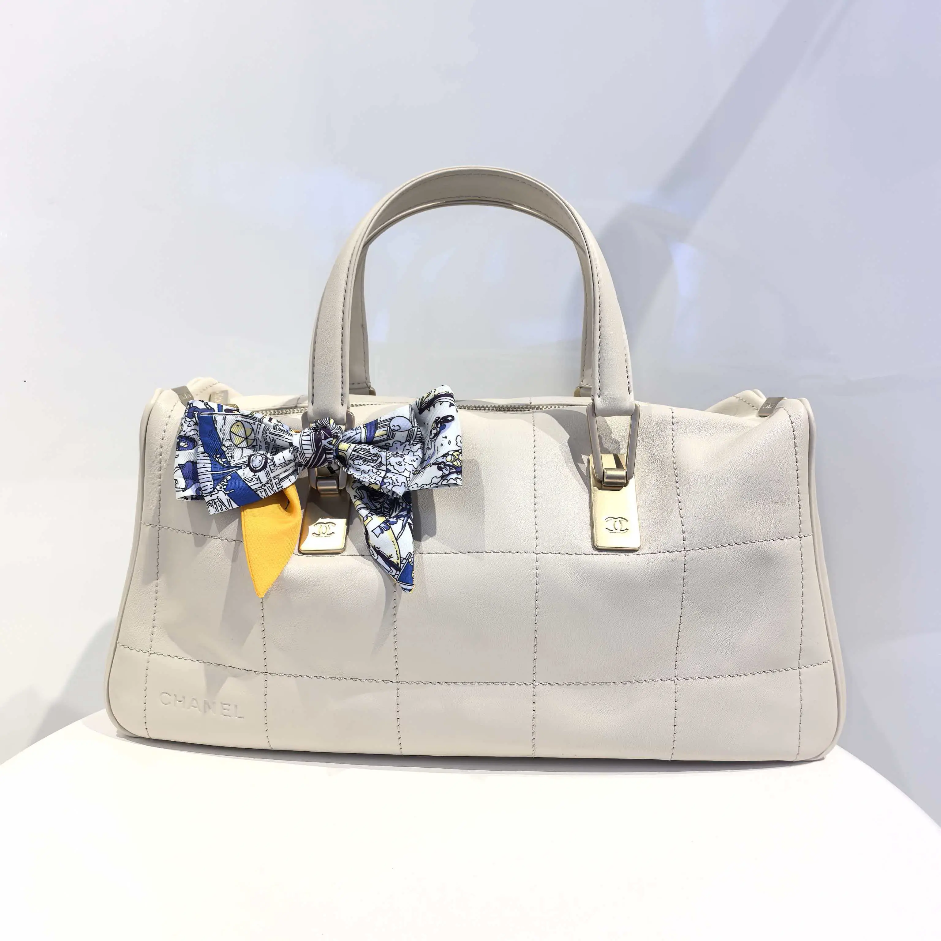 Pre-owned CHANEL White Gold Matelassé Boston Handbag with Elegant Bow and Quilted Design for Special Events and Casual Outings