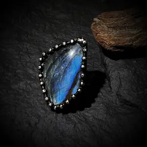 Vintage Labradorite Open Ring – Adjustable Boho Statement Natural Crystal Ring for Energy & Style,Handmade vintage copper finish,Natural Labradorite Stone (each piece unique),Daily wear / Statement piece Boho / Vintage / Witchy aesthetic tiktokshopspringg