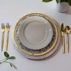 High-quality Resin elegant decor collection charger plates for usage of weddings, home displays, romantic settings, etc.  Exquisite color of royal blue.