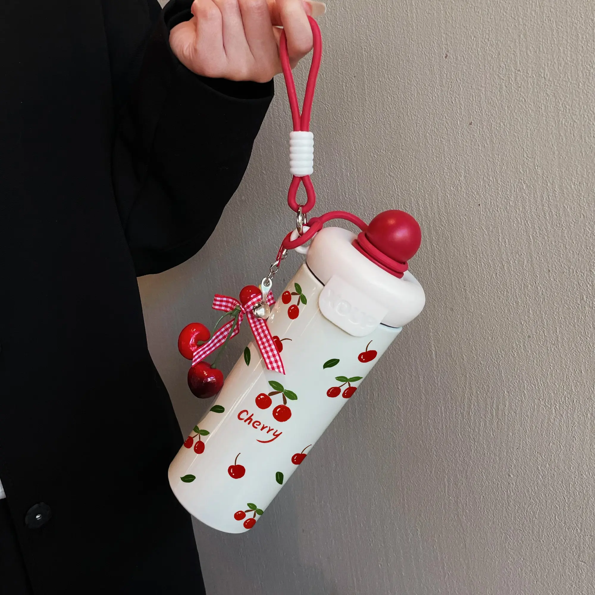 600ML Cherry Pendant Insulated Portable Travel Mug, Simple Cherry Pattern Coffee Cup, Stainless Steel for Hot and Cold Drinks, Ideal for Sports and Gifts, Insulated Travel Drinkware, Vacuum Insulated Cups