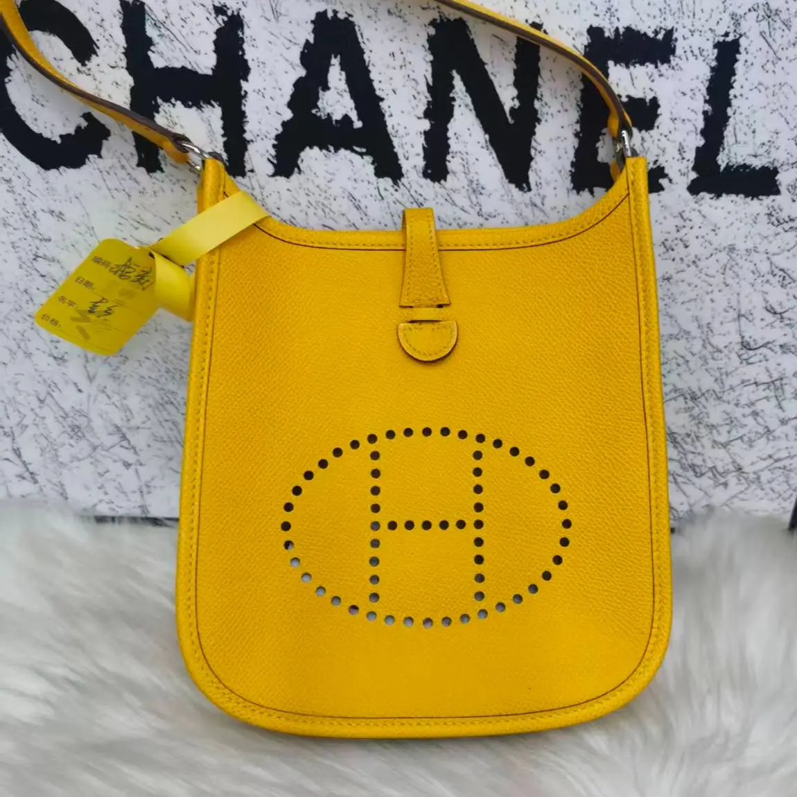 Pre-owned HERMÈS Cowhide Shoulder Bags HERMES Evelyne 16 Kuning Kulit Anak Lembu Openwork Beg Bahu